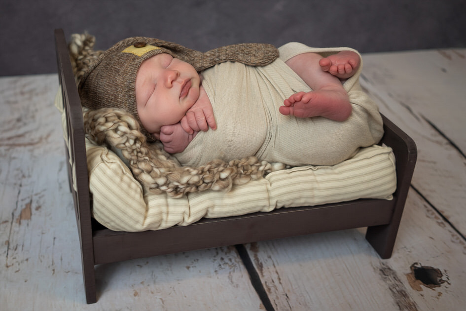 preparing for a stress free newborn session includes dressing baby in comfortable loose clothing that can be easily removed